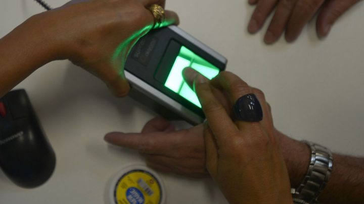 Justiça Eleitoral de SP suspende cancelamento de títulos sem biometria