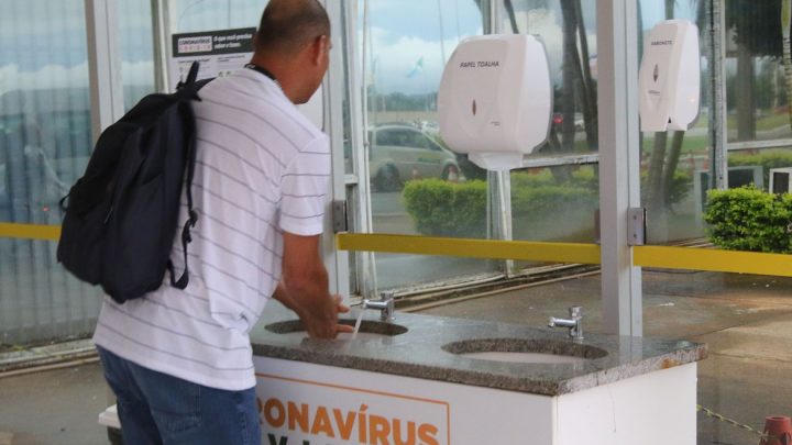 Anvisa publica lista com produtos que podem substituir o álcool 70%