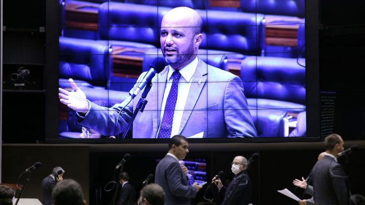 Câmara aprova texto-base de suspensão de dívida de estudantes com Fies