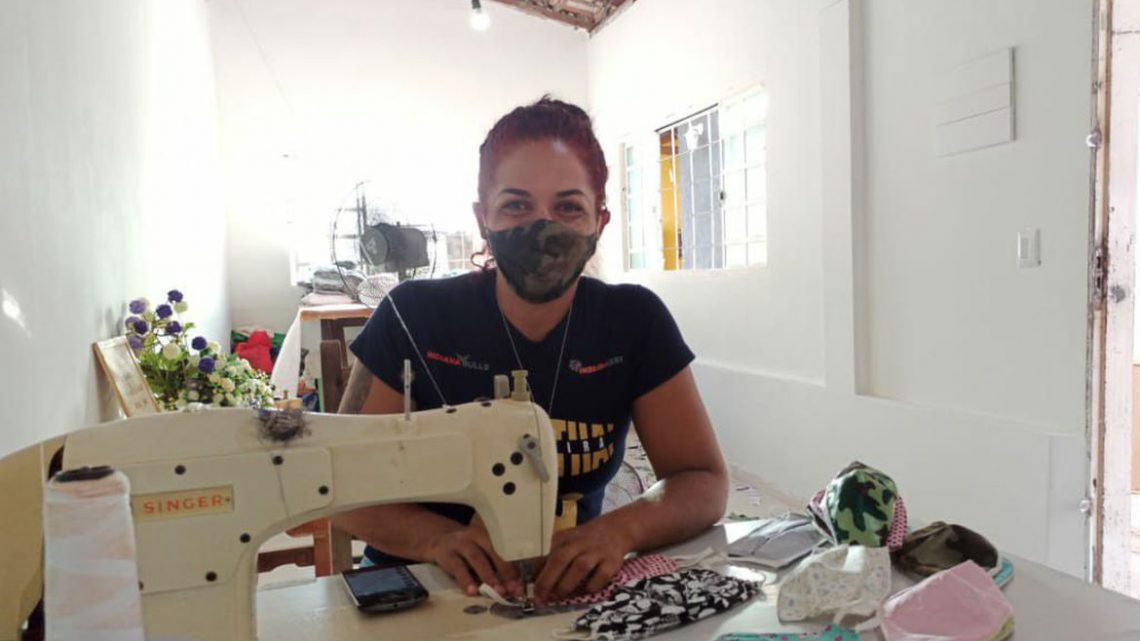Campeã mundial de muay thai volta às origens na costura de máscaras