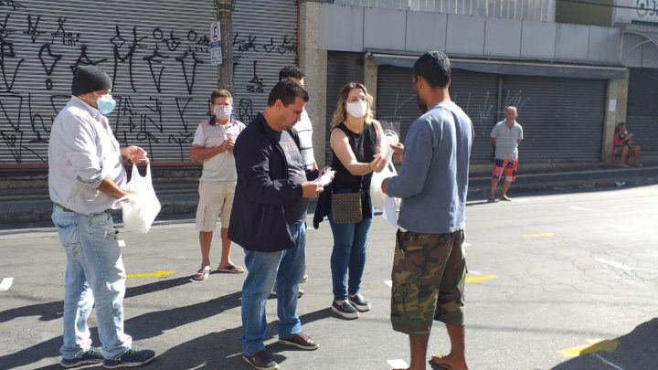 Prefeitura de Jandira realiza distribuição de máscaras no centro da cidade