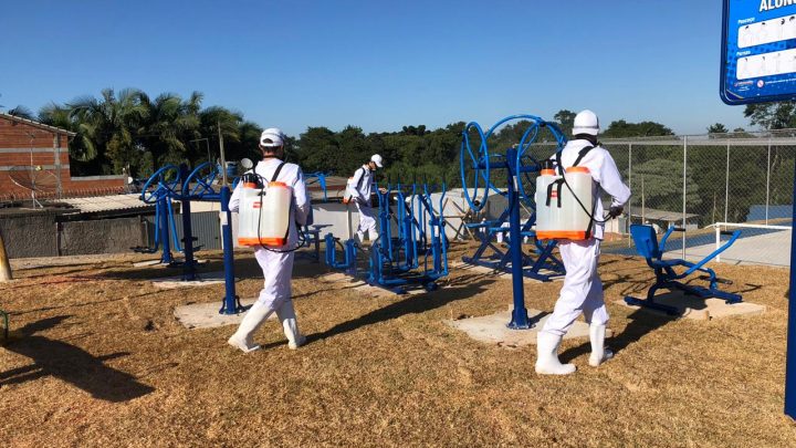 Equipes da Operação Desinfecção passam pelos bairros de Cotia