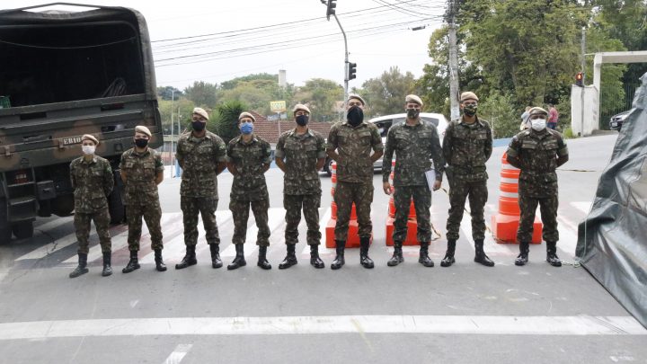 Tendas são instaladas em frente agência da Caixa Econômica de Jandira