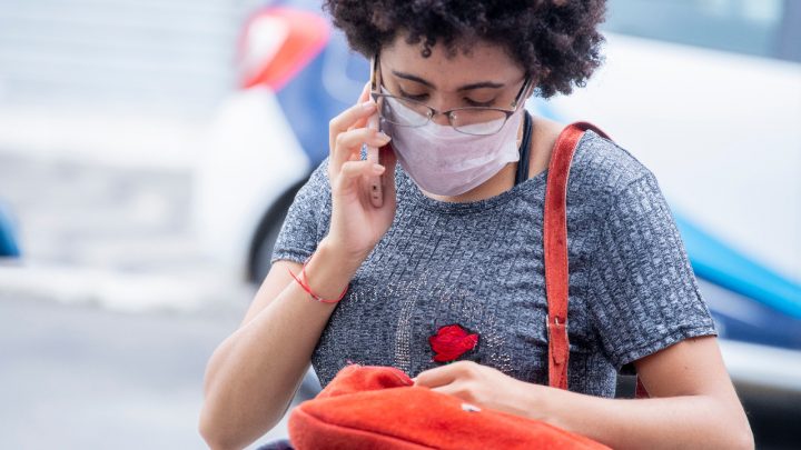 Máscaras de tecido e descartáveis ajudam a evitar a disseminação do novo coronavírus