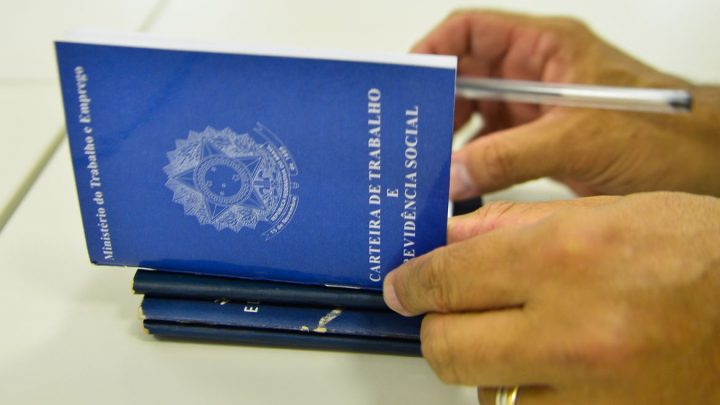 Brasil perde mais de 860 mil empregos formais em abril