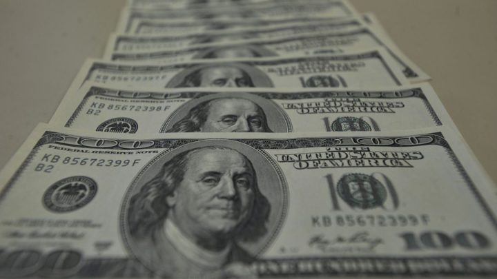 Dólar bate recorde e fecha em R$ 5,84 após corte de juros