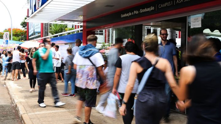 Faculdades privadas oferecem benefícios para manter alunos