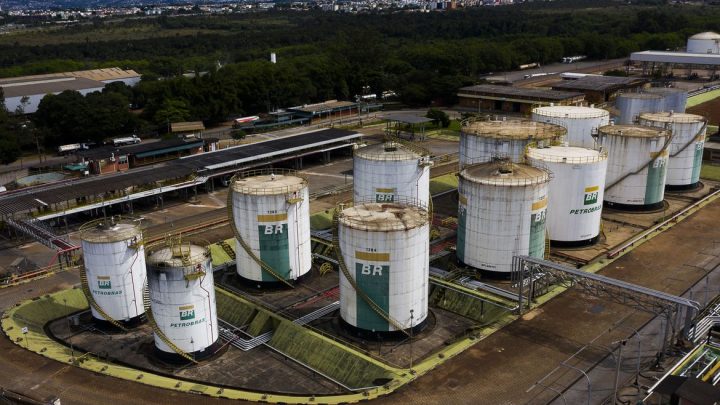Preço da gasolina da Petrobras para distribuidoras sobe 12%