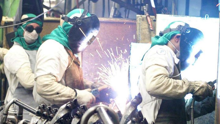 Queda da atividade industrial tem novo recorde em abril, diz CNI