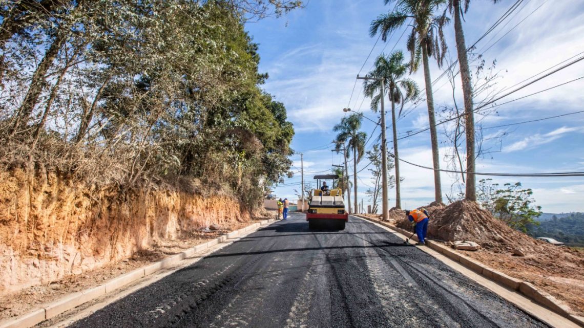 Cerca de 12 quilômetros de ruas estão sendo pavimentadas em Itapevi Dentre os bairros beneficiados estão Amador Bueno, Monte Serrat, São Benedito e Rosemary