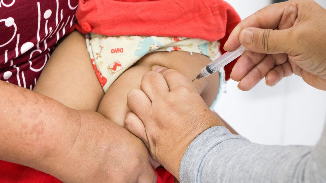 Prefeitura de Carapicuíba realiza vacinação itinerante contra a gripe em grupos com baixa adesão à vacina