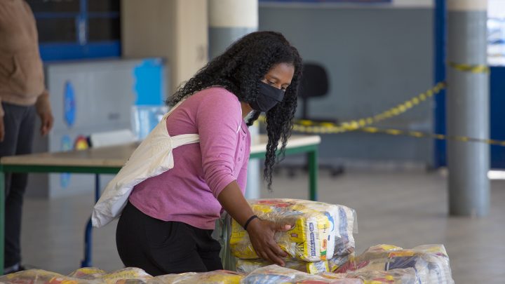 Cestas de alimentos do kit merenda, do mês de junho, foram entregues nas escolas de Cotia