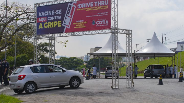 Drive-thru de vacinação contra a gripe terá foco em crianças, gestantes, puérperas e adultos (55-59)