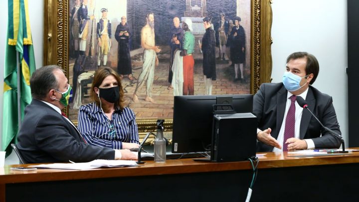 Maia pede a Pazuello “mais transparência” na divulgação de dados