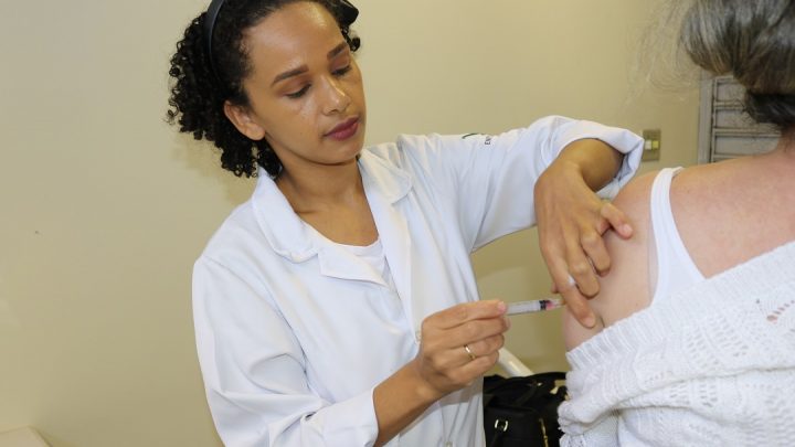 Vacinação contra a gripe é prorrogada em Jandira, sendo liberada para toda população