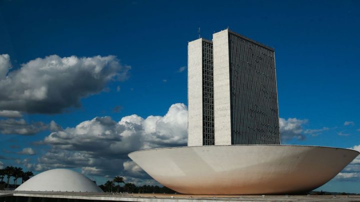 Câmara pode votar hoje proposta que adia eleições deste ano