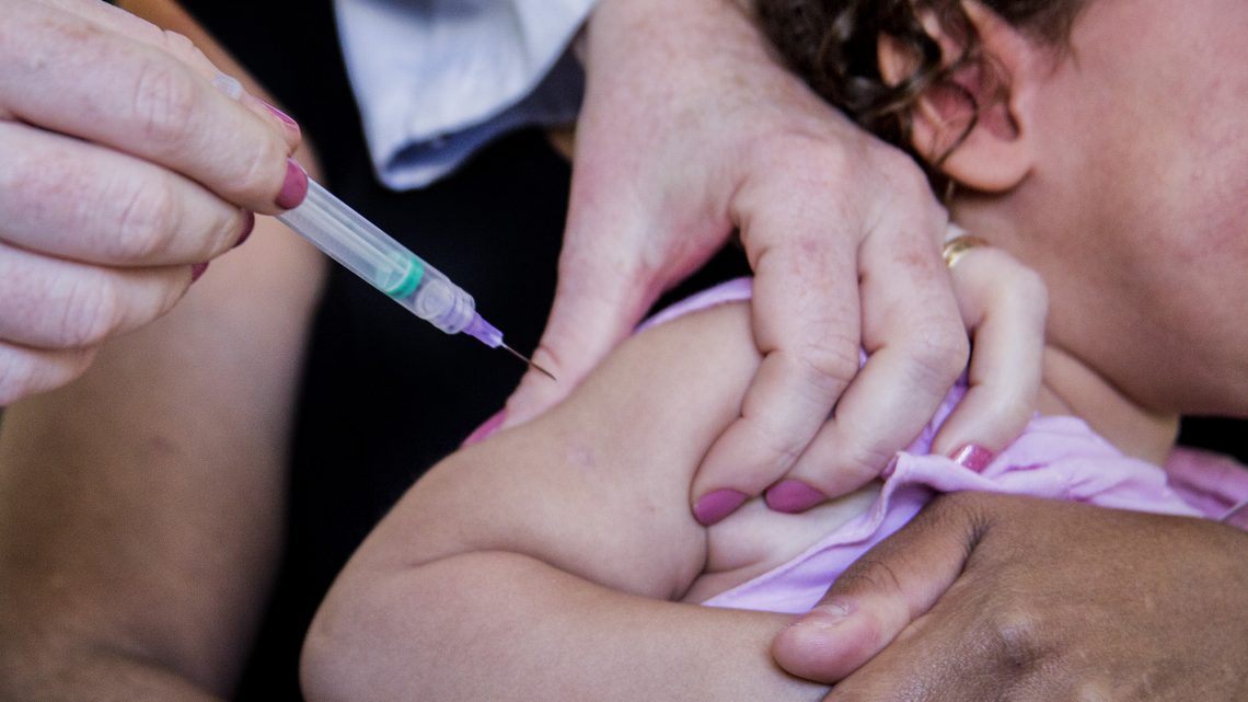 Postos volantes de vacinação contra a gripe serão montados em quatro escolas, na segunda-feira (20/07)