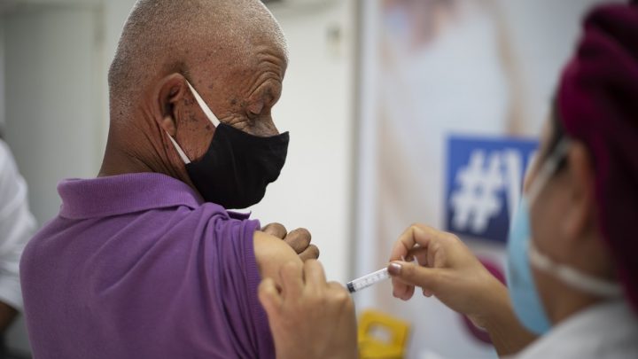 Toda quarta-feira tem 2ª aplicação da Coronavac para quem ainda está com a dose em atraso