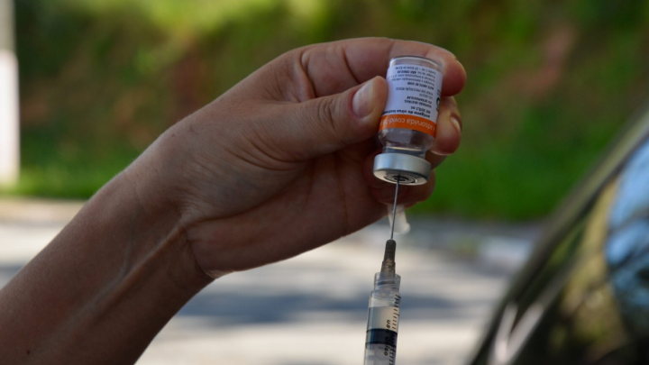 Prefeitura de Jandira determina  final da fila para quem recusar vacina que está sendo aplicada