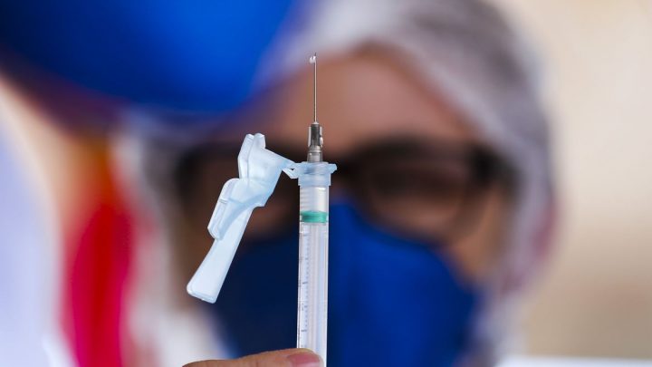Ministro diz que mais de 70% dos adultos receberam 1ª dose da vacina