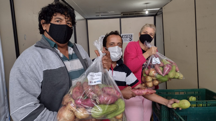 Jandira entrega kits de legumes às famílias mais carentes da cidade