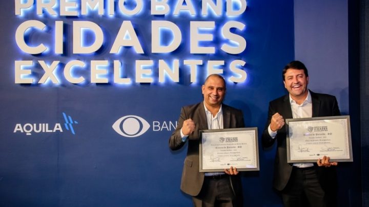 Ao lado de Elvis Cezar  Prefeito Marcos Tonho recebe o Prêmio “Band Cidades Excelentes” na categoria Eficiência Fiscal e Transparência