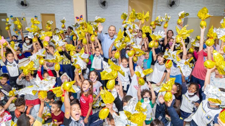 Prefeito Marcos Tonho entrega mais de 32 mil ovos de páscoa para alunos da rede municipal e participantes do CCI