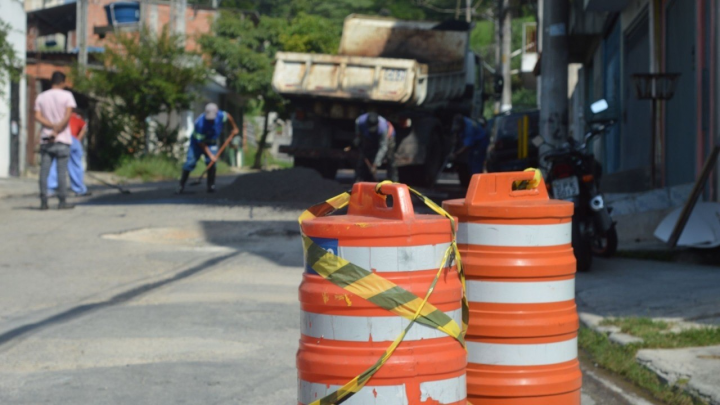 Secretaria de Obras realiza ação contínua nas extremidades e bairros da cidade