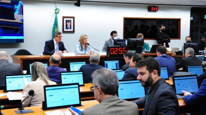 Comissão especial da Câmara aprova PEC que concede benefícios sociais
