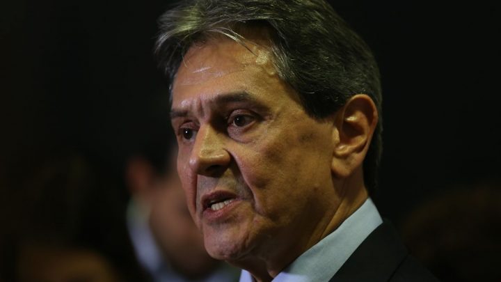 Roberto Jefferson reage a prisão e estilhaços atingem policiais