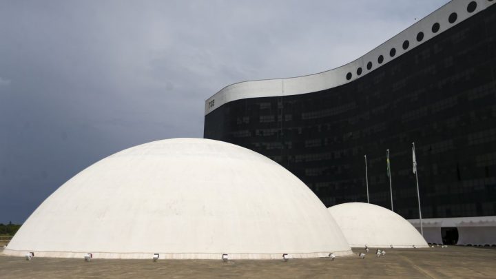 Presidente do TSE veta investigações contra institutos de pesquisa