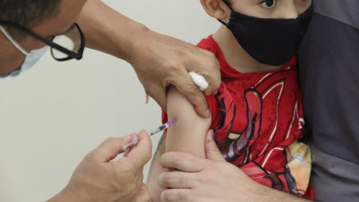 Começa vacinação contra Covid para crianças de seis meses a menores de três anos