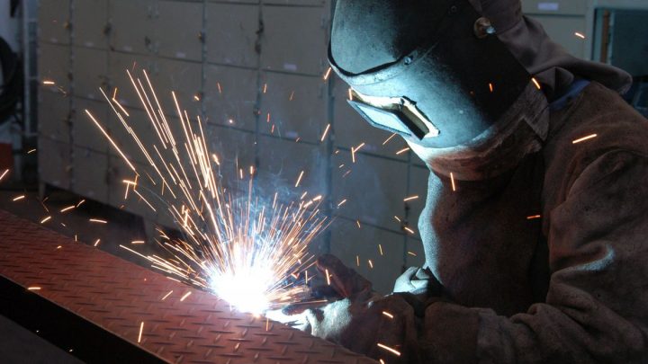 Após dois meses de queda, indústria cresce 0,3%, revela IBGE