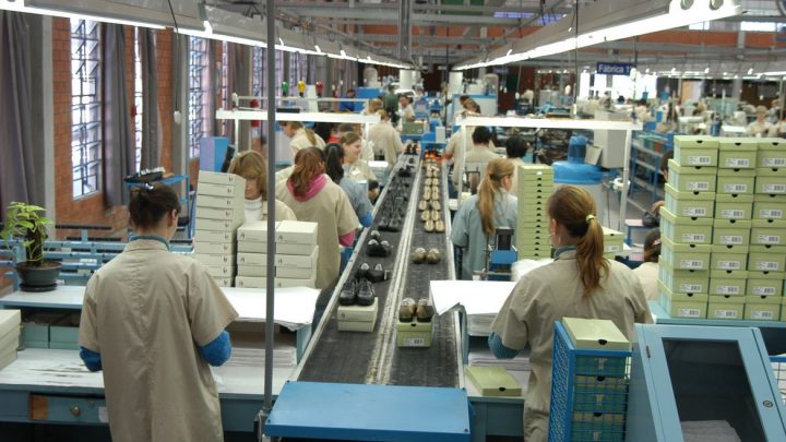 Desigualdade salarial se mantém com mulheres recebendo 20% menos