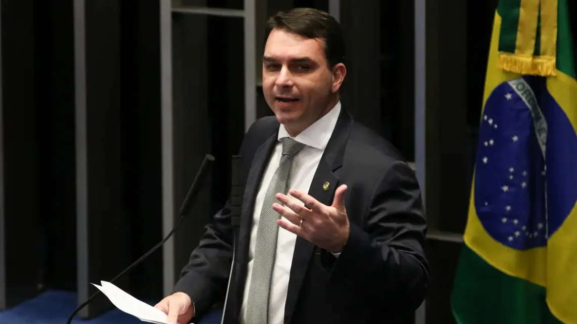 PGR pede que Flávio Bolsonaro seja ouvido por calúnia contra Lula